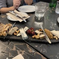 tabla de quesos. El azul estaba brutal  at 26 Vegan Food Project in Lisbon