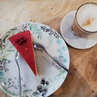 Erdbeer-Granatapfelkuchen at Sweet Rawmance in Paris