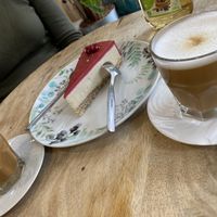Mit dem Milchschaum auf dem Latte Macchiato klappt es in Frankreich leider nicht so. Dazu gab es einen leckeren veganen Granatapfel-Erdbeerkuchen.  at Sweet Rawmance in Paris