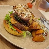 Porto burger with baked potatoes at Sweet Rawmance in Paris