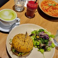 Hambourgeois et pâtes sauce bolognaise at Sweet Rawmance in Paris