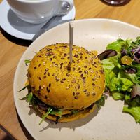 Hambourgeois accompagné de salade at Sweet Rawmance in Paris