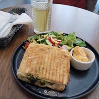 Focaccia mit kleinen Salat und Dip at Mo-Ja Cafe in Krakow
