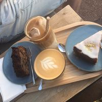 Coffee met havermelk en vegan gebak at Coffee Makers in Lille