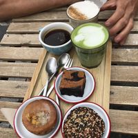Vegan sesam cookie, citroentaart, brownie, matcha latte, chai latte, americano   at Coffee Makers in Lille