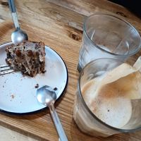 Yummy 🍌 🍰 with sésame latte and dirty chai at Coffee Makers in Lille