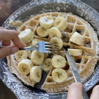 Gofre vegano de frutas (arándanos y plátano) at Waffle Monkey in Tamarindo