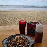 A pie de playa at Waffle Monkey in Tamarindo