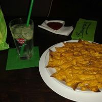 gin tonic y nachos con queso at Bämeräng in Berlin