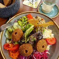 Falafel Bowl mit Hummus at Blesius Garten in Trier