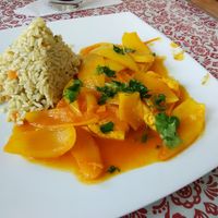 Sunday lunch: main plate with tofu & onions and a rice pyramid at Naturlandia in Lima