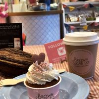 Hot chocolate and chocolate vanilla cupcake  at Brown Sugar 1st - Pop-Up in Tokyo