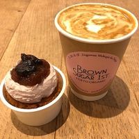 Soy latte and berry cupcake at Brown Sugar 1st - Pop-Up in Tokyo