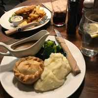 Lovely vegan pie and „fish” and chips at The Angel Microbrewery in Nottingham