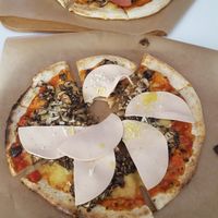 Vegan pizza at Pizzare in Berlin