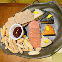 Tabla de quesos y embutidos   at La Encomienda in Madrid