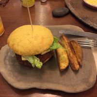 La hamburguesa, un clásico muy sabrosa.  at La Encomienda in Madrid
