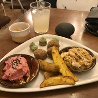 Surtido mediterráneo: escabeche de jackfruit y alcachofa, croquetas de setas & roquefort y hummus de remolacha. Las patatas las pedí extra y me las regalaron 🌺  at La Encomienda in Madrid