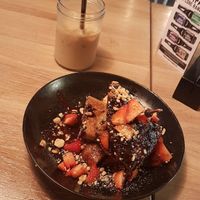 Pancakes with hazelnut- chocolatepaste and strawberries 🖤 at Club Vers in The Hague