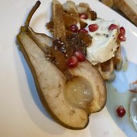 Poire, gaufre, crème vanille et sirop aux graines chia  at Les 4 Jeudis in Brussels