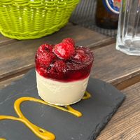 Himbeeretörtchen  at Hummus & Friends in Berlin