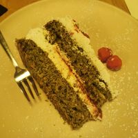 Spinach and strawberry cake at Veganic in Krakow