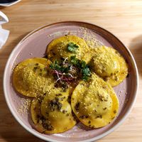 RAVIOLO WITH SPINACH, 
SUN-DRIED TOMATOES 
AND CASHEW RICOTTA at Veganic in Krakow