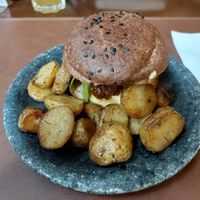 Cheeseburguer vegano com batatas at Casa Raw in Sao Paulo