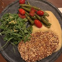 "Milanesa & Purê" (empanado de tofu e tempeh em crosta de milho crocante, purê de batata, rúcula, tomatinho e vagens salteadas) at Casa Raw in Sao Paulo