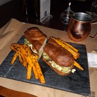 Baguete fantástica com pepinos temperados e tempê, acompanha cenoura crocante at Casa Raw in Sao Paulo