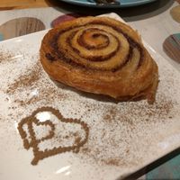 Cinnamon roll at Cookaluzka in Madrid