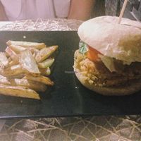 American vegan burger at Cookaluzka in Madrid