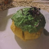 segundo plato del menú del día! pastel de maíz relleno de texturizado de arroz y alubias con salsa de aguacate at Cookaluzka in Madrid