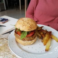 Hamburguesa de berenjena at Cookaluzka in Madrid