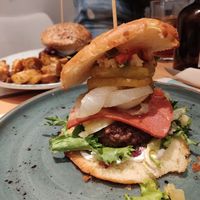 Hamburguesa de donut at Cookaluzka in Madrid