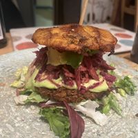 hamburguesa de aluvia y pan de plátano  at Cookaluzka in Madrid