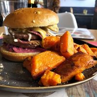 Smash burger at Cookaluzka in Madrid