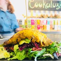 Hamburguesa - sin pan pero con plátano. ¡Rico! at Cookaluzka in Madrid