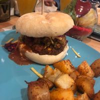 Hamburguesa con patatas  at Cookaluzka in Madrid