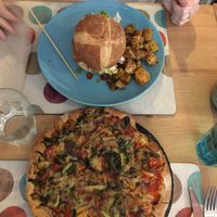 Burger y pizza at Cookaluzka in Madrid