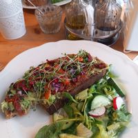 Toast con avocado,cipolle, pomodori secchi e melograno! at Veget in Prague