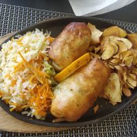 Rolinhos de vegetais servidos com arroz e batatas at Sabor & Arte in Coimbra