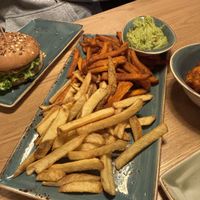 Große gemischte Fritten mit Avocadocreme  at Hans im Glück in Koblenz