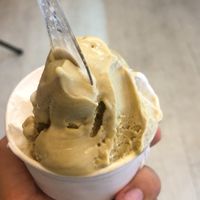 Anche se io ho preso la coppetta hanno i coni vegani!!! at Gelateria Latteneve in Milan