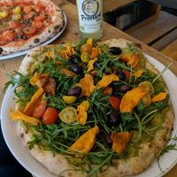 Guac, olives, tomatoes, rocket and sweet potato chips at 485Grad Pizza in Cologne