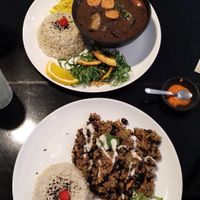 O prato de cima é feijoada vegana e o de baixo é chili! at SuBte Vegan in Sao Paulo