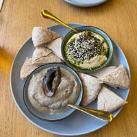 hummus e pate de cogumelos com pão pita  at O Xexexe in Costa Da Caparica