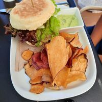 Burguer de tempeh at Alfarroba Cafe in Albufeira