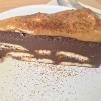Tarte choco bolacha e amendoim  at Alfarroba Cafe in Albufeira