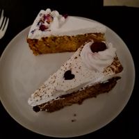 Burger und Kuchen sind mega lecker #Veganuary at Ich Bin So Frey in Landau